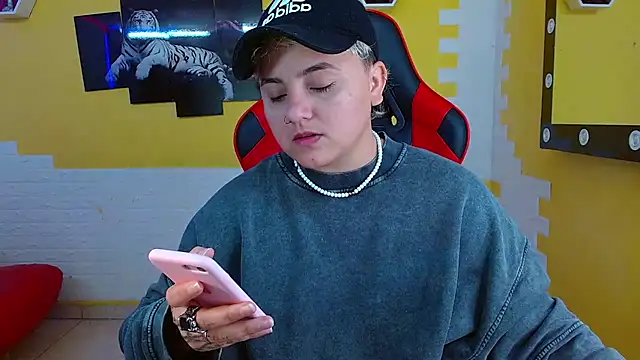 isabeautyx19 online show from March 9, 1:25 am