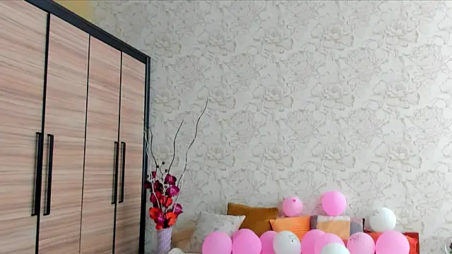 Snapshot of JulisSweet chatting on February 20, 7:34 am JulisSweet online show from February 20, 7:34 am