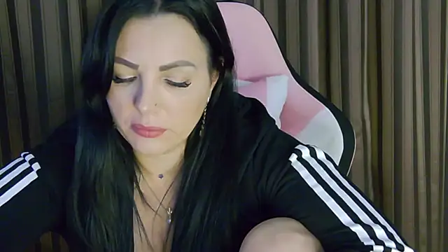 Snapshot of ReiyaRey chatting on February 9, 11:15 pm ReiyaRey online show from February 9, 11:15 pm