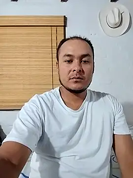 Snapshot of piton77 chatting on May 3, 12:27 am piton77 online show from May 3, 12:27 am