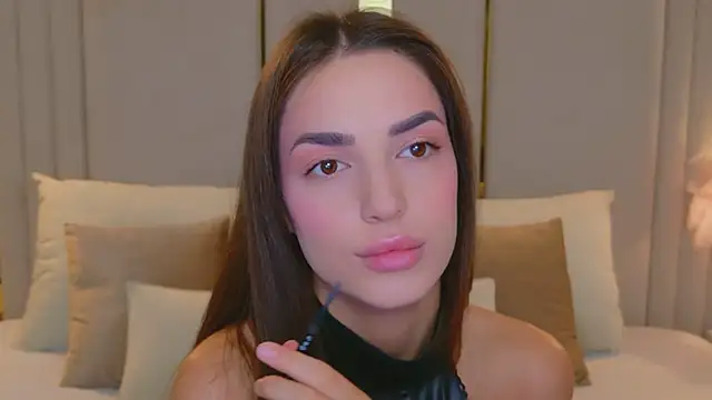 Snapshot of BellaHalles chatting on December 3, 5:15 am BellaHalles online show from December 3, 5:15 am