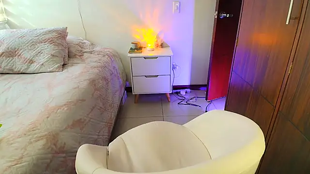 keilelewis online show from March 31, 9:59 pm