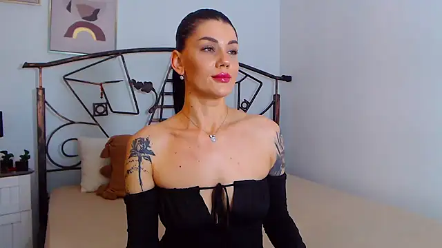 YvonneEverlee online show from December 14, 11:34 pm