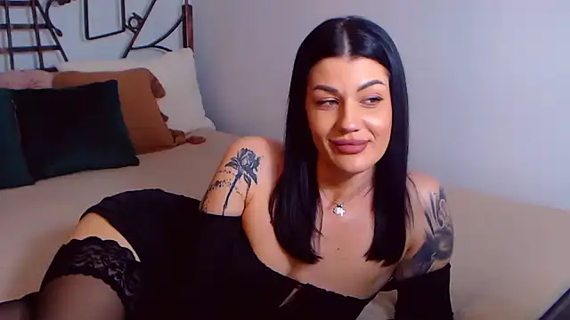 YvonneEverlee online show from February 11, 11:54 pm