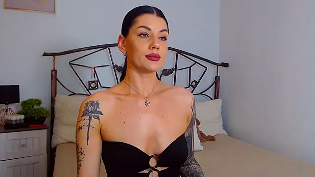 YvonneEverlee online show from March 22, 8:26 pm