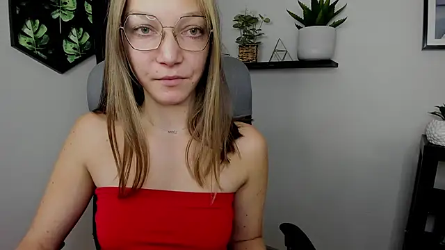 Snapshot of EmillyPlay chatting on December 14, 11:18 am EmillyPlay online show from December 14, 11:18 am
