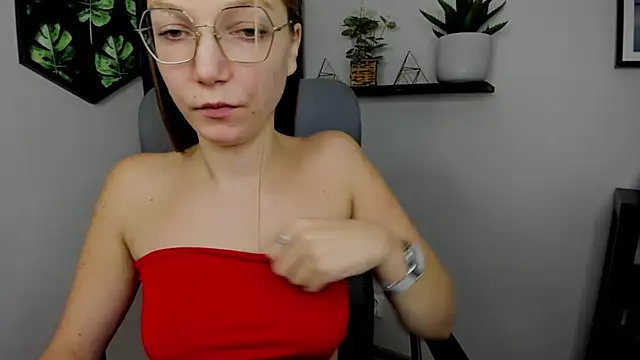 Snapshot of EmillyPlay chatting on January 8, 2:03 pm EmillyPlay online show from January 8, 2:03 pm