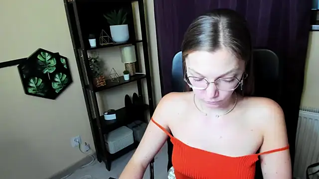 Snapshot of EmillyPlay chatting on February 6, 5:40 pm EmillyPlay online show from February 6, 5:40 pm