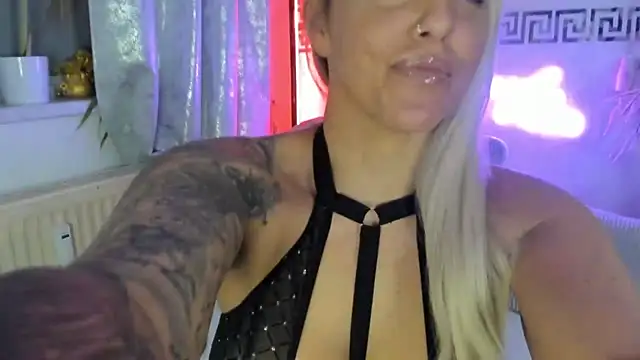 Snapshot of CocoSkyy chatting on November 29, 8:23 pm CocoSkyy online show from November 29, 8:23 pm