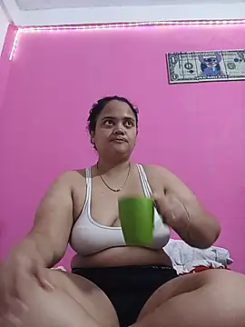 Snapshot of brunnette_hot chatting on June 11, 10:57 am brunnette hot online show from June 11, 10:57 am