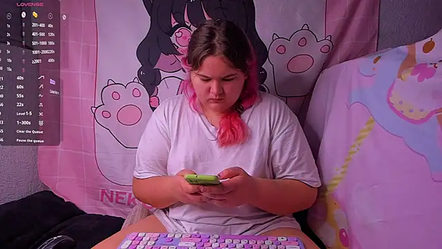 Freakcute  online show from December 9, 1:45 pm