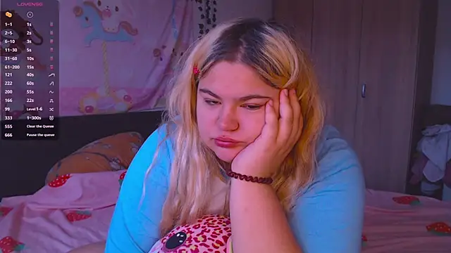 Freakcute  online show from October 3, 2:03 pm