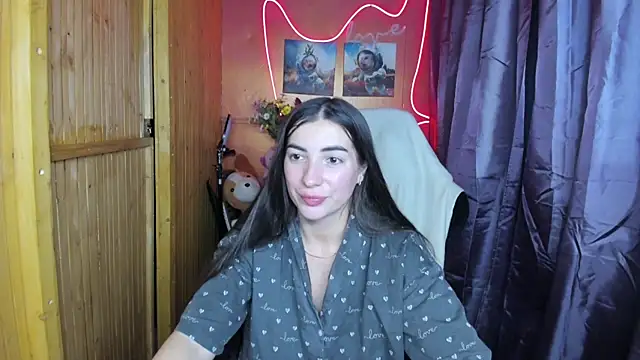 Snapshot of Fiery_Brunette_ chatting on December 24, 9:00 pm Fiery Brunette  online show from December 24, 9:00 pm