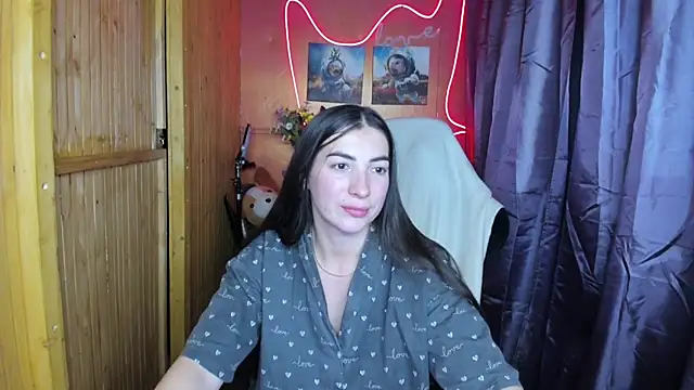 Snapshot of Fiery_Brunette_ chatting on December 26, 6:01 pm Fiery Brunette  online show from December 26, 6:01 pm