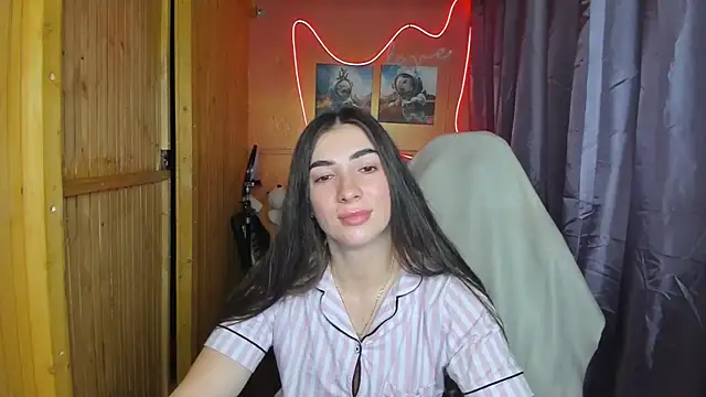 Snapshot of Fiery_Brunette_ chatting on February 18, 6:37 am Fiery Brunette  online show from February 18, 6:37 am