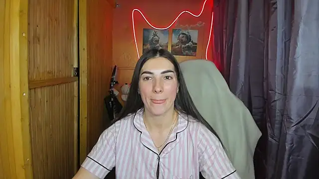 Snapshot of Fiery_Brunette_ chatting on February 18, 9:43 am Fiery Brunette  online show from February 18, 9:43 am