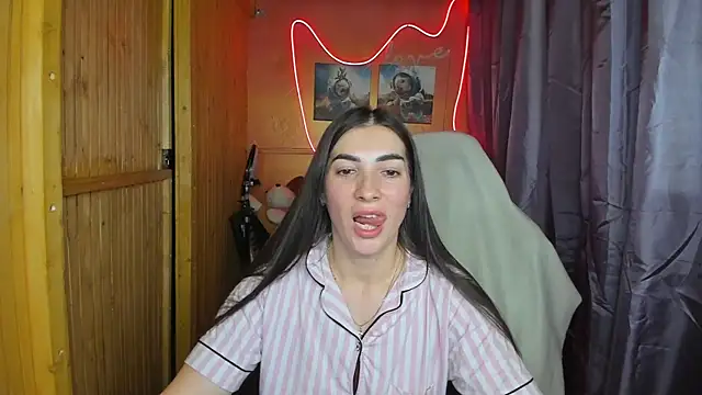 Snapshot of Fiery_Brunette_ chatting on February 19, 3:27 pm Fiery Brunette  online show from February 19, 3:27 pm