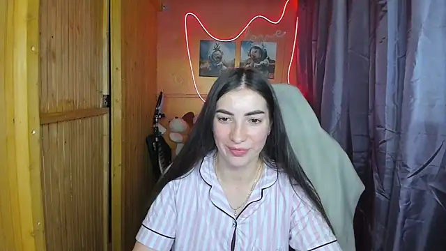 Snapshot of Fiery_Brunette_ chatting on February 19, 6:43 pm Fiery Brunette  online show from February 19, 6:43 pm