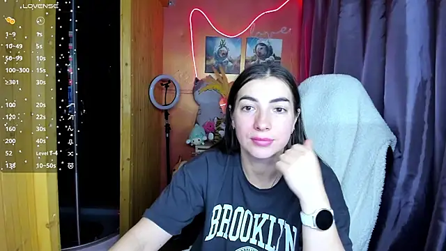 Fiery Brunette  online show from March 19, 5:22 am