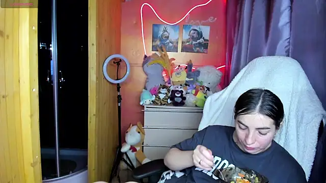 Fiery Brunette  online show from April 5, 6:32 am