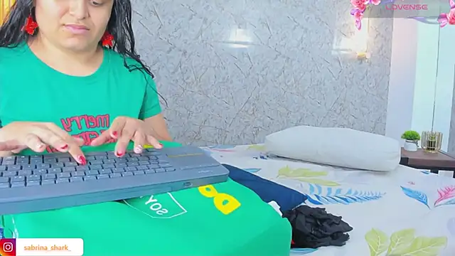 Snapshot of sabrina_shark_ chatting on December 5, 2:42 am sabrina shark online show from December 5, 2:42 am