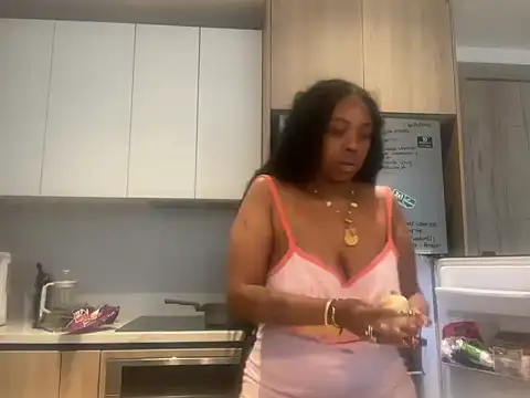 Snapshot of ChocolateCakeQueen chatting on April 18, 10:43 pm ChocolateCakeQueen online show from April 18, 10:43 pm