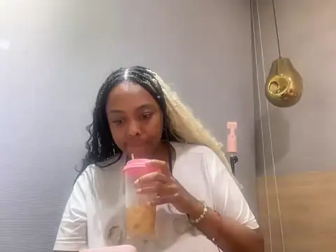 Snapshot of ChocolateCakeQueen chatting on July 18, 1:54 am ChocolateCakeQueen online show from July 18, 1:54 am