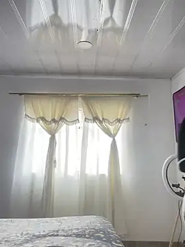 Snapshot of hannahb-e chatting on February 7, 2:26 pm hannahb-e online show from February 7, 2:26 pm
