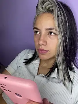 Snapshot of hannahb-e chatting on March 4, 2:17 am hannahb-e online show from March 4, 2:17 am