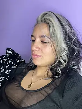 Snapshot of hannahb-e chatting on March 8, 12:11 am hannahb-e online show from March 8, 12:11 am