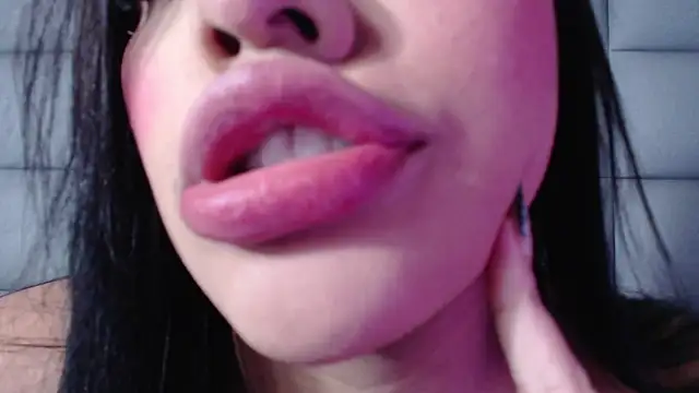Snapshot of emily_brontee_ chatting on December 20, 12:38 pm emily brontee online show from December 20, 12:38 pm