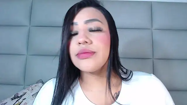 Snapshot of emily_brontee_ chatting on December 27, 11:50 am emily brontee online show from December 27, 11:50 am