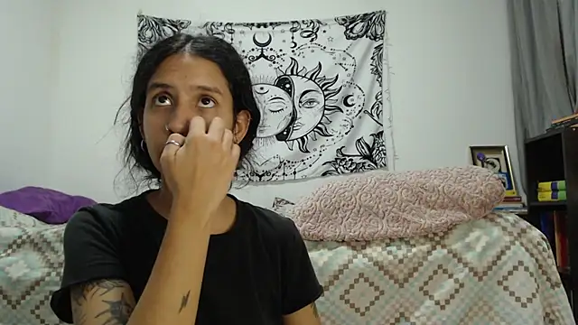 Snapshot of AlinaWoolf_ chatting on December 27, 2:47 am AlinaWoolf  online show from December 27, 2:47 am