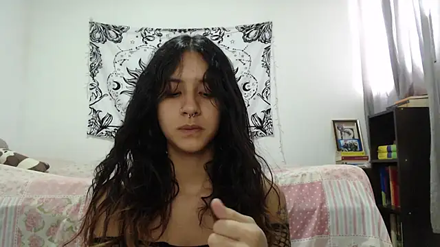 Snapshot of AlinaWoolf_ chatting on January 17, 8:33 pm AlinaWoolf  online show from January 17, 8:33 pm