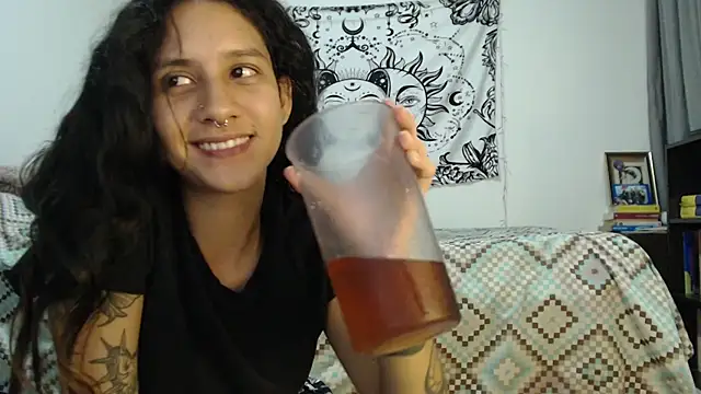 Snapshot of AlinaWoolf_ chatting on February 4, 2:39 am AlinaWoolf  online show from February 4, 2:39 am