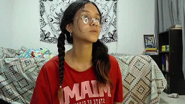 Snapshot of AlinaWoolf_ chatting on February 25, 5:19 am AlinaWoolf  online show from February 25, 5:19 am