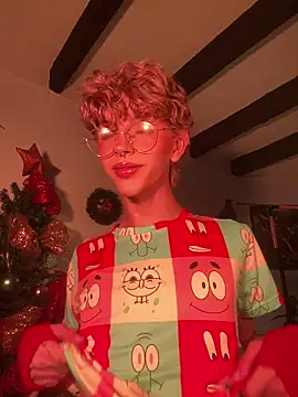 Snapshot of lyamthommpson chatting on December 16, 8:58 pm lyamthommpson online show from December 16, 8:58 pm