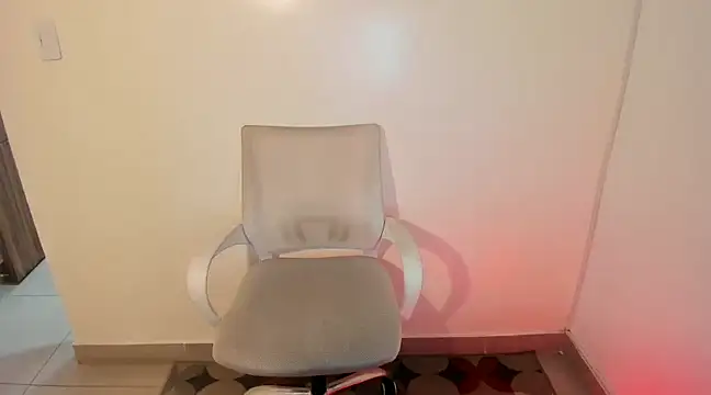 Snapshot of kiaraowen chatting on December 19, 8:13 pm kiaraowen online show from December 19, 8:13 pm