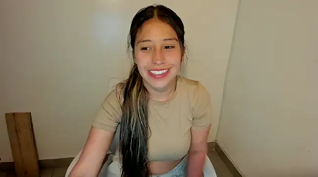 Snapshot of kiaraowen chatting on March 22, 10:26 pm kiaraowen online show from March 22, 10:26 pm