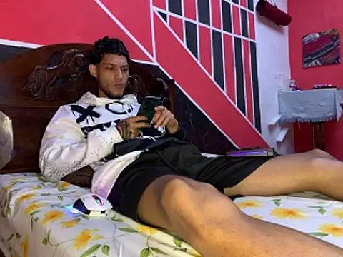 Snapshot of tanned_boy chatting on June 8, 3:56 pm tanned boy online show from June 8, 3:56 pm