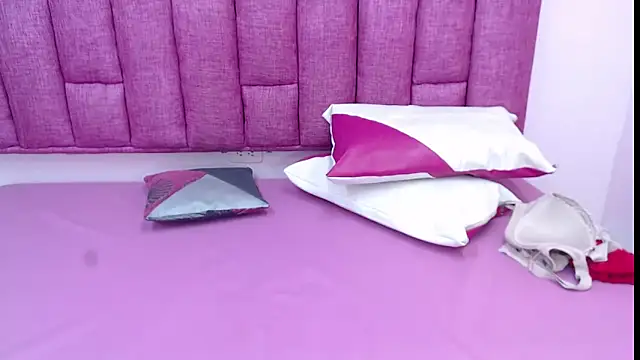 Snapshot of CrushOnMe_ chatting on February 9, 7:51 pm CrushOnMe online show from February 9, 7:51 pm