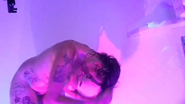 Snapshot of renegade_vyxxen chatting on December 15, 6:18 am renegade vyxxen online show from December 15, 6:18 am