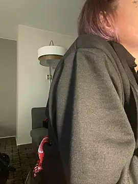 Snapshot of renegade_vyxxen chatting on December 20, 5:47 am renegade vyxxen online show from December 20, 5:47 am