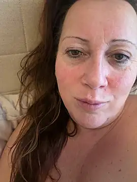 Snapshot of xsexycurvymilf chatting on February 14, 8:55 am xsexycurvymilf online show from February 14, 8:55 am