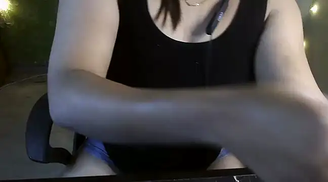 Snapshot of _Redwine_ chatting on December 6, 6:37 am Redwine online show from December 6, 6:37 am