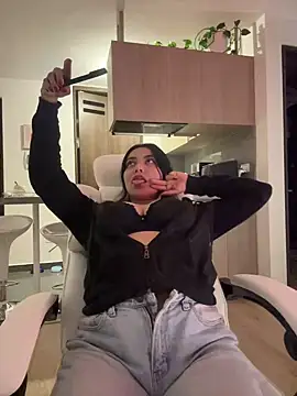 Snapshot of PetitLumiere chatting on December 28, 2:11 am PetitLumiere online show from December 28, 2:11 am