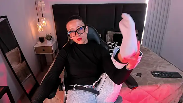 kira moon   online show from April 7, 9:04 pm