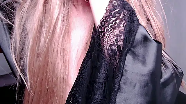 caarlywhitee online show from March 21, 10:02 pm