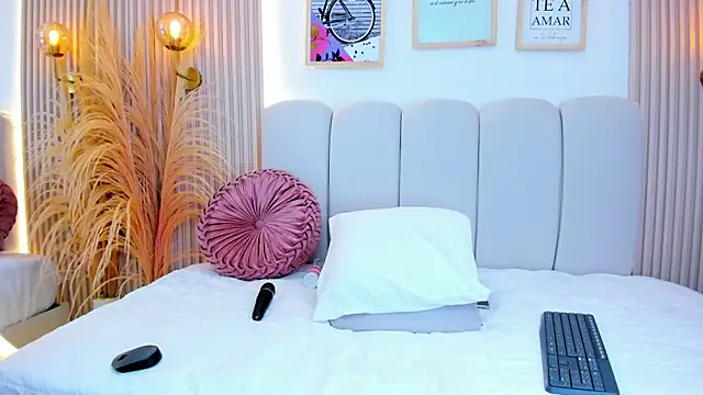 carolriveraa  online show from October 4, 8:51 pm