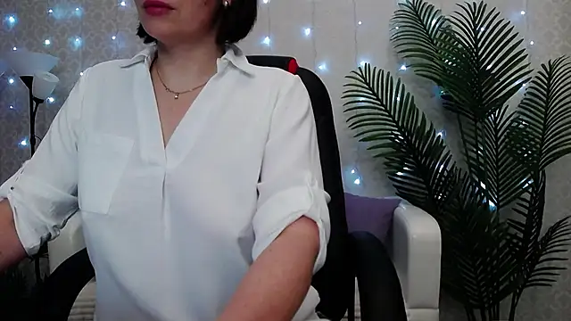 Camelia Lillie online show from May 12, 1:03 am
